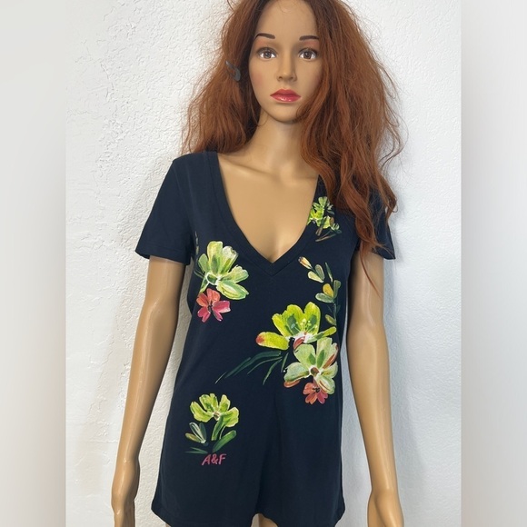 Abercrombie & Fitch Navy Blue Tropical
Floral Knit V Neck Size Medium - Picture 1 of 14